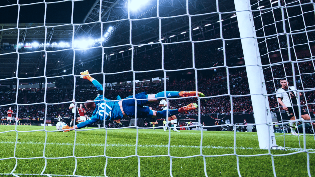 Read more about the article Tren Parlay Football di Kalangan Fans Sepak Bola: Sekadar Hiburan atau Investasi Hobi?